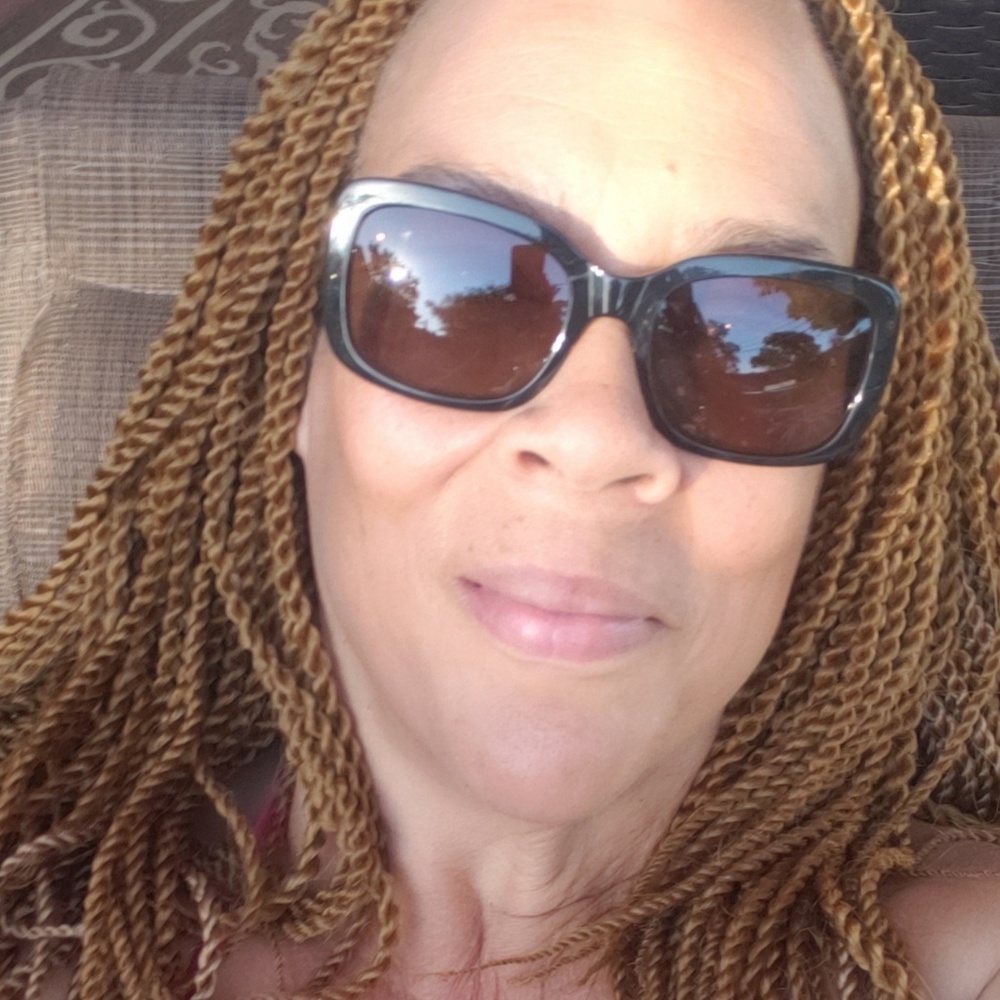 Meet your Posher, Roxanne